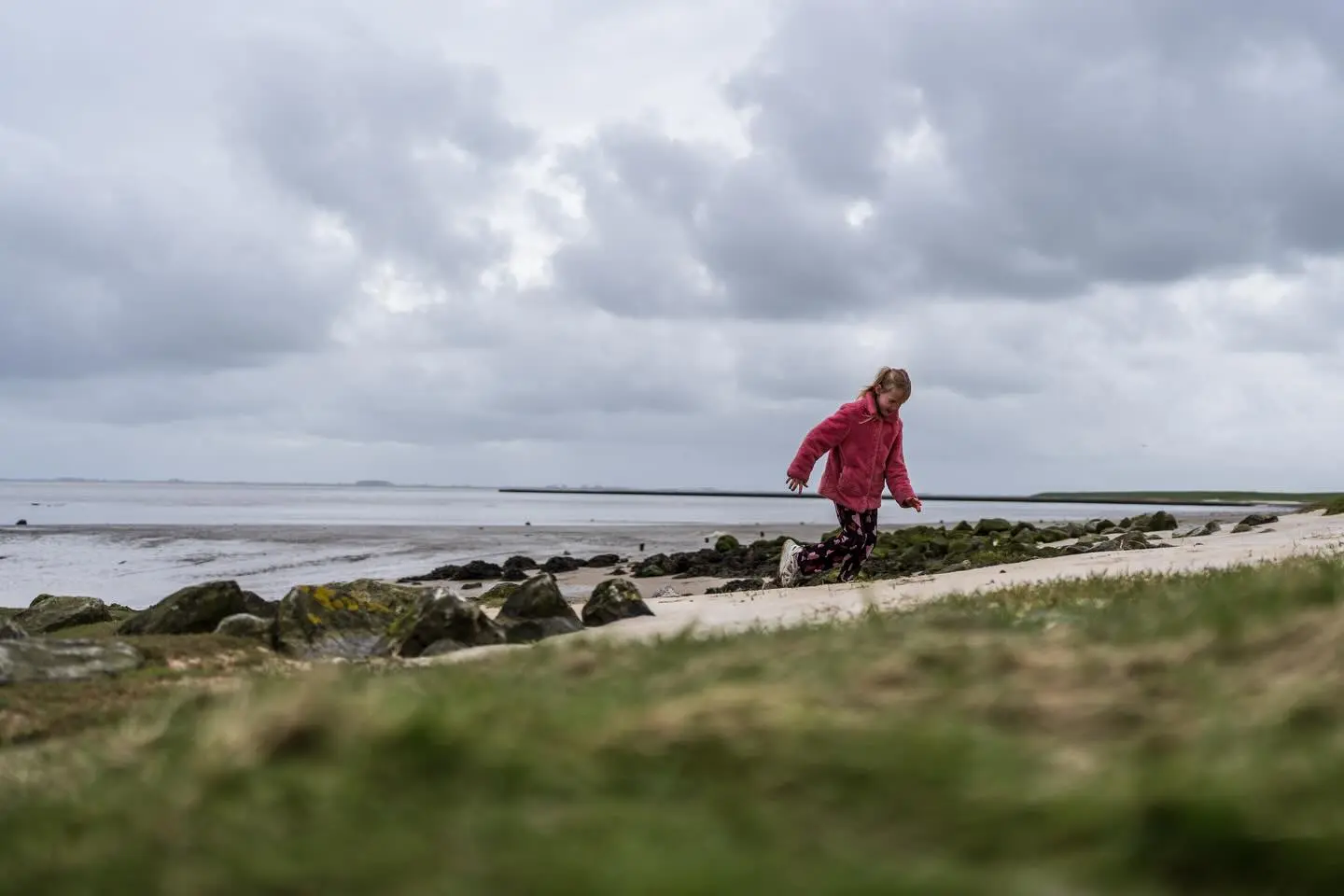 Kind tijdens een ontspannen buitenshoot aan de kust