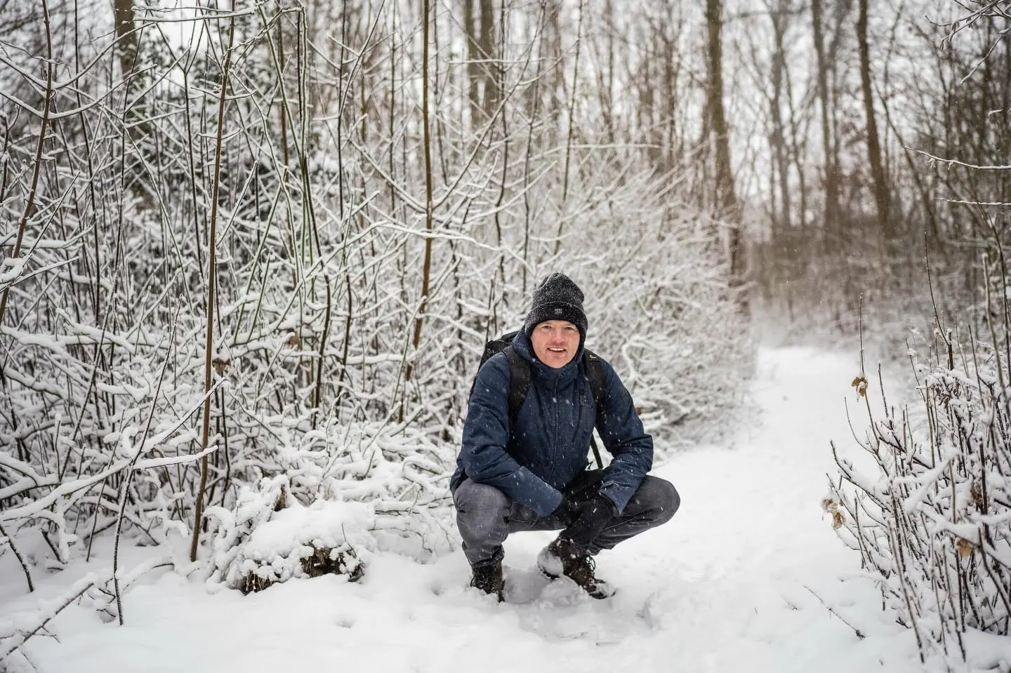 Winterportret van een man in het bos
